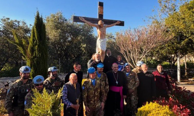 Italian UN peacekeepers in the village of Debel, Lebanon, after replacing the crucifix desecrated by Israeli soldiers. (X)