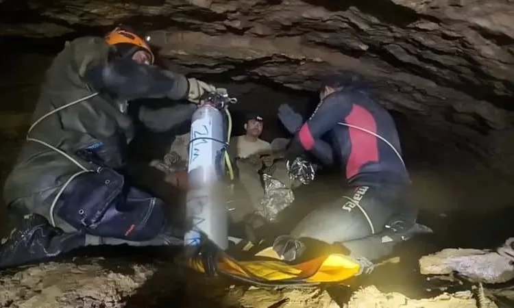 Rescue divers share the equipment usage guidelines with people trapped inside a cave during their rescue mission in Xaisomboun Province, Laos, in this screengrab obtained from a social media video released on May 30, 2026. Norrased Palasing/via REUTERS