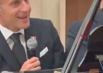 Macron sings La Bohème as Armenian PM drums at dinner