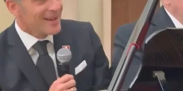 Macron sings La Bohème as Armenian PM drums at dinner