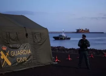 Spanish health officials board hantavirus-hit ship to begin evacuations