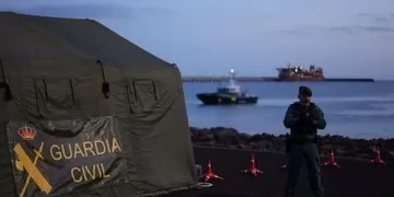 Spanish health officials board hantavirus-hit ship to begin evacuations