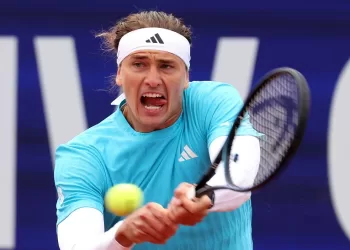 Zverev eases through in Rome