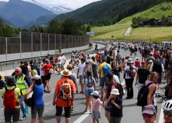 Austrian protesters shut vital motorway connecting Germany to Italy