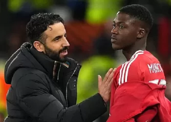 Carrick supports Mainoo contract push