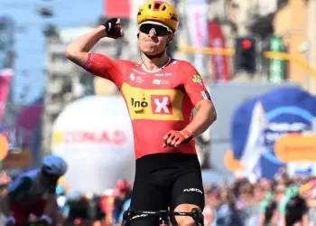 Dversnes powers to Giro win