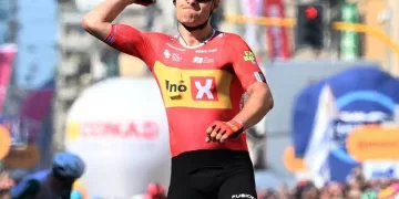 Dversnes powers to Giro win