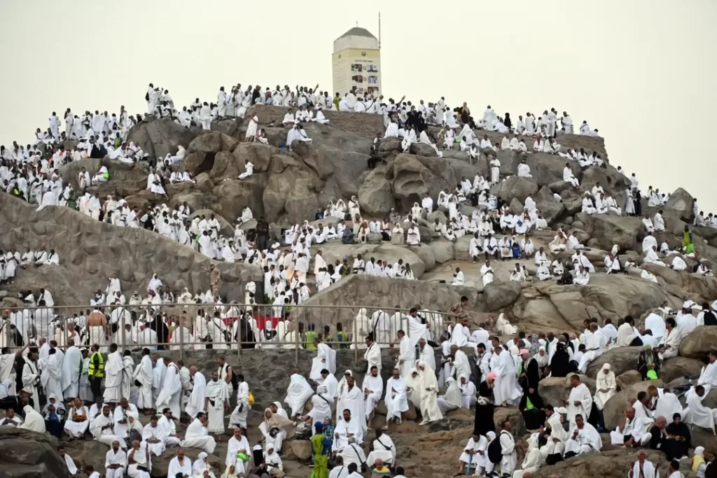 Muslim pilgrims converge on Arafat for prayers, worship as Hajj reaches its peak 16 - Egyptian Gazette