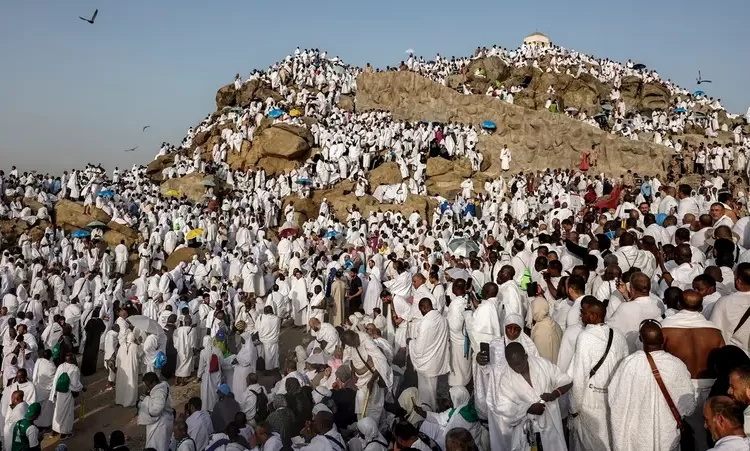 Muslim pilgrims converge on Arafat for prayers, worship as Hajj reaches its peak 12 - Egyptian Gazette