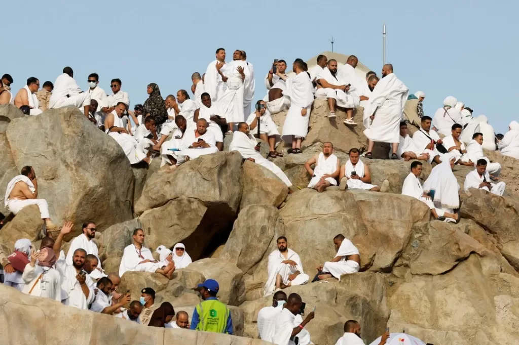 Muslim pilgrims converge on Arafat for prayers, worship as Hajj reaches its peak 18 - Egyptian Gazette