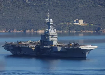 France moves aircraft carrier to R. Sea with eye on Hormuz mission
