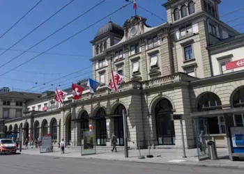 Man stabs 3 in Swiss train station