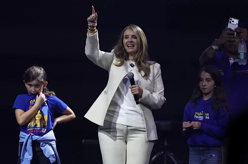Colombians vote with peace, economy on agenda 12 - Egyptian Gazette Democratic Centre party presidential candidate Paloma Valencia speaks on stage with her daughters during her campaign closing event in Bogota, Colombia, May 24, 2026. REUTERS