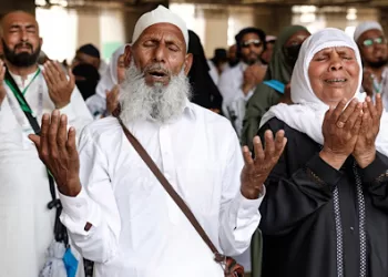 Muslim pilgrims leave Mecca after Hajj