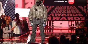 Kanye West draws 118,000 in Turkey amid global bans