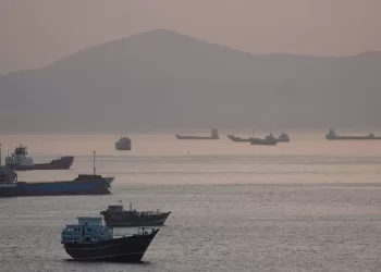 Iran warns US Navy to stay clear of Hormuz