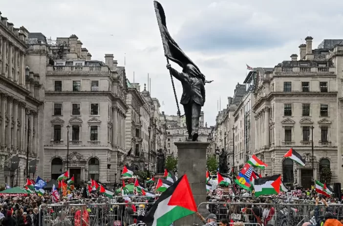 Tens of thousands march in London in immigration, pro‑Palestinian protests 12 - Egyptian Gazette Tens of thousands march in London in immigration, pro‑Palestinian protests 11 - Egyptian Gazette