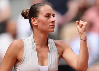Kostyuk shocks Swiatek at Roland Garros