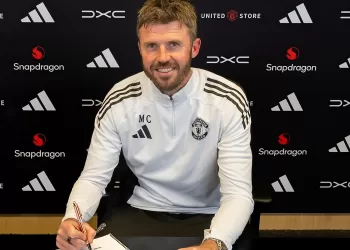Carrick to continue as Man Utd coach