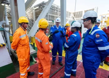 Oil minister attends drilling operations at Nargis gas field in Mediterranean Sea