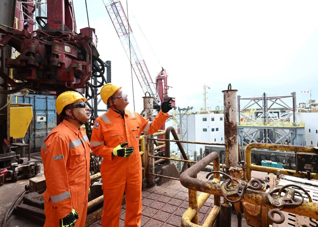 PM inspects drilling rig Al-Qaher-II after major gas find 12 - Egyptian Gazette