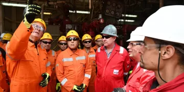 PM inspects drilling rig Al-Qaher-II after major gas find