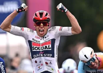 Magnier takes Giro opener