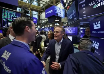Stocks trade around record highs, oil falls on peace optimism
