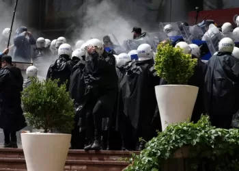 Turkish riot police enter opposition headquarters to evict ousted leadership