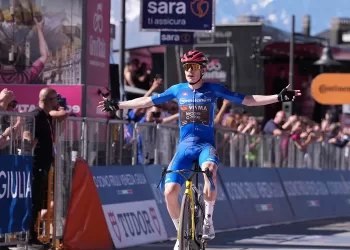 Jonas storms to Giro stage win