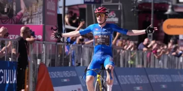 Jonas storms to Giro stage win