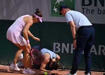 Sonmez crashes out of French Open