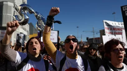 Thousands of teachers march in Lisbon over pay, careers - Egyptian Gazette