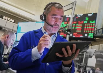 US stocks rise as the job market holds up