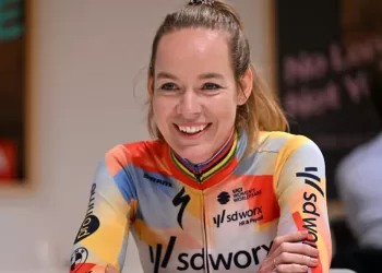 Van der Breggen takes Giro lead