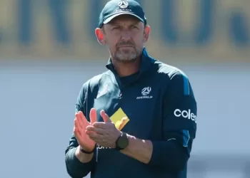 Popovic extends stay as Australia coach