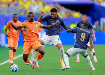 Ecuador stunned in W. Cup opener