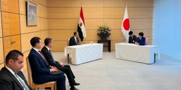 FM meets Japanese PM, delivers written message from President Sisi