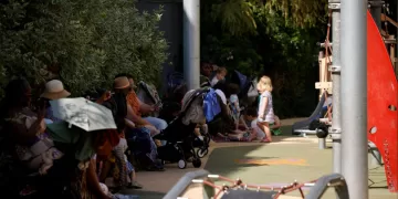 Temperatures to exceed 40C in European heatwave as three die in France