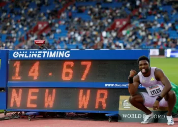 Lyles sets world best in rare 150 metres