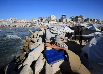 Gazans flee scorching tents for a polluted sea