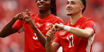 Switzerland top group with 2-1 victory over Canada