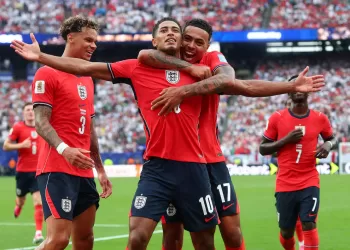 England sink Panama to top group