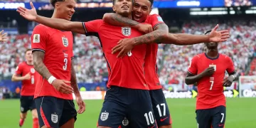England sink Panama to top group