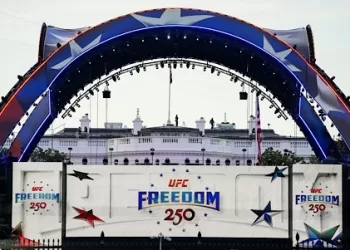 Trump hosts White House cage fights