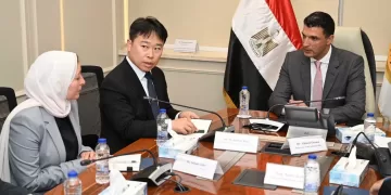 Industry Minister meets Samsung Executives to discuss expansion, local manufacturing