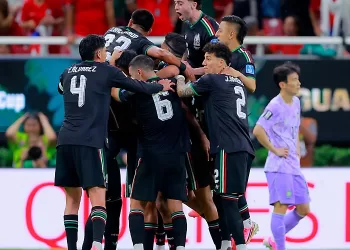 Mexico blazes into W. Cup last 16