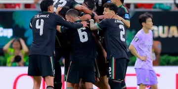 Mexico blazes into W. Cup last 16