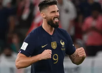 Giroud pens new Lille contract