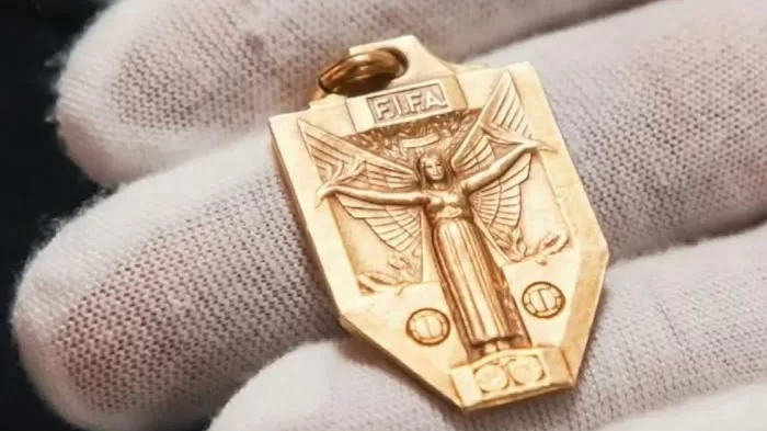 Pele 1958 medal goes to auction 13 - Egyptian Gazette Pele 1958 medal goes to auction 12 - Egyptian Gazette